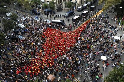 Numerosos manifestantes se han concentrado ante la delegación del Gobierno en la que ha tomado un protagonismo especial un grupo numeroso de bomberos de Barcelona uniformados que ha secundando la jornada de paro.