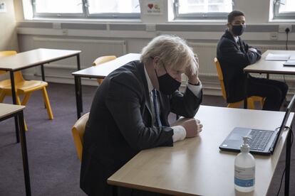 Boris Johnson asiste a las clases en línea de un colegio en Londres el pasado martes