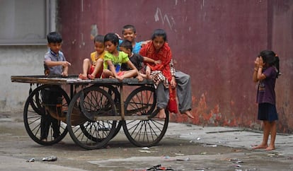 Unos niños juegan en el aparcamiento vacío de un teatro cerrado por la pandemia de covid-19 en Bombay, India, el 18 de junio. 