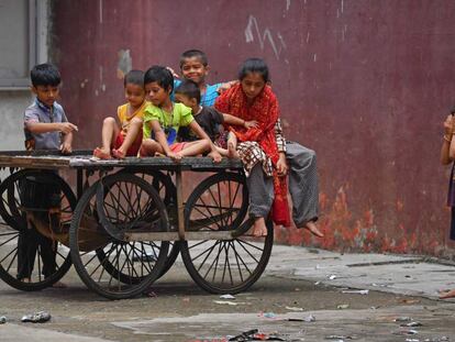 Unos niños juegan en el aparcamiento vacío de un teatro cerrado por la pandemia de covid-19 en Bombay, India, el 18 de junio. 
