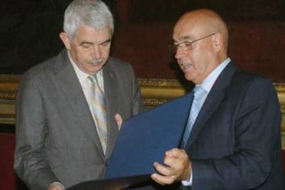 El presidente de la Generalitat, Pasqual Maragall (izquierda), junto al presidente del Senado, Javier Rojo, tras la aprobación en el Senado del Estatuto de Cataluña.