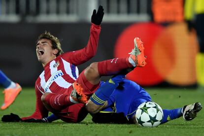 Antoine Griezmann (izquierda) del Atlético de Madrid, en el suelo después de una jugada.
