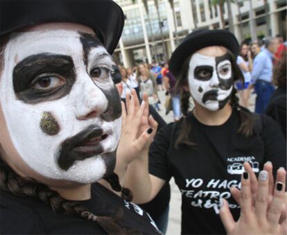 Un espectáculo en una plaza de El Ejido inauguró, ayer, el festival de teatro.