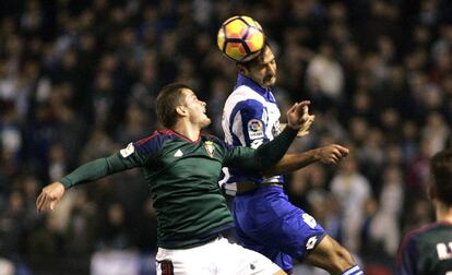 El deportivista Borges disputa la pelota a Goran Causic, centrocampista de Osasuna.