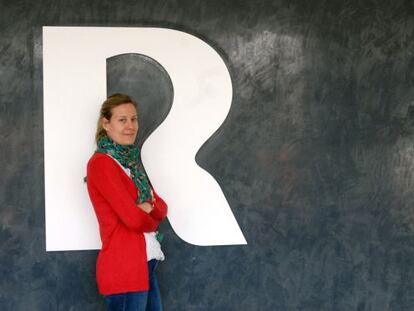 Laura Rodríguez, licenciada en Telecomunicación, en su trabajo en la empresa R. / GABRIEL TIZÓN