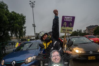 Seguidores de Petro celebran su triunfo bajo la lluvia en las calles de Bogotá.