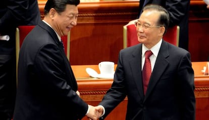 El actual primer ministro chino, Wen Jiabao (d), estrecha la mano del futuro presidente, Xi Jinping.