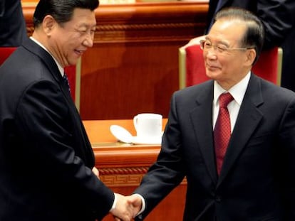 El actual primer ministro chino, Wen Jiabao (d), estrecha la mano del futuro presidente, Xi Jinping.