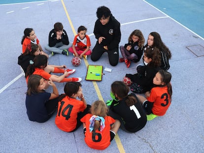 Montserrat Velarde da indicaciones al equipo femenino de benjamines de la asociación Alacrán 1997.