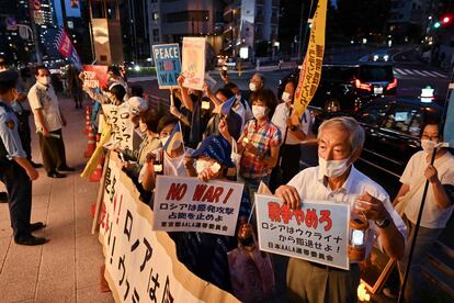 Un grupo de manifestantes asiste a una pequeña protesta cerca de la Embajada de Rusia en Tokio (Japón), este miércoles.
