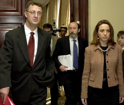 19 de febrero de 2002. El portavoz del PSOE en el Congreso, Jesús Caldera (i); el diputado Alfredo Pérez Rubalcaba (c), y Carmen Chacón (d), miembro de la Ejecutiva, a su llegada a la reunión de la comisión de seguimiento del pacto contra el terrorismo, en el Congreso de los Diputados.