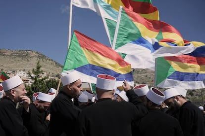 Drusos israelíes esperan la llegada en autobuses de líderes religiosos drusos de Siria, en Maydal Shams, en los Altos del Golán, el pasado 25 de abril. 
