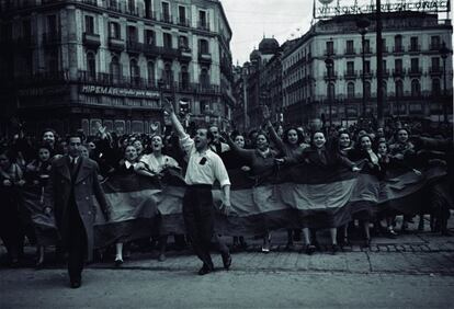 Las fotos de Alfonso retratan 40 años de pasión, muerte y miseria en España. Vedettes, políticos, reyes, toreros, literatos y personajes anónimos. Sucesos, asesinatos, guerras, miseria, verdugos y víctimas... Todo esto es el archivo de Alfonso Sánchez García (1880-1953), fotógrafo mítico y pionero.