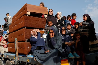 Gazatíes abandonan sus casas de Rafah, al sur del enclave, este lunes tras los ataques israelíes de la madrugada. 