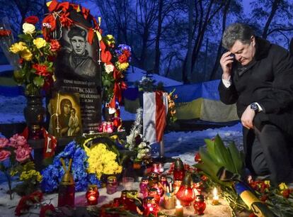 El presidente de Ucrania, Petro Poroshenko, en el homenaje, el pasado 22 de enero, a un manifestante muerto hace un año en las protestas del Euromaidan.