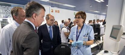 El lehendakari Iñigo Urkullu y el consejero de Salud Jon Darpón durante la visita realizada al nuevo edificio de laboratorios del Hospital Universitario de Cruces.