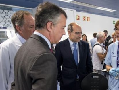 El lehendakari Iñigo Urkullu y el consejero de Salud Jon Darpón durante la visita realizada al nuevo edificio de laboratorios del Hospital Universitario de Cruces.