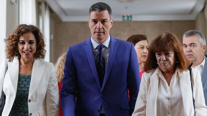 El presidente del Gobierno, Pedro Sánchez, a su llegada el pasado miércoles al Congreso con diputados del PSOE.