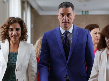 El presidente del Gobierno, Pedro Sánchez, a su llegada el pasado miércoles al Congreso con diputados del PSOE.