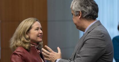 Nadia Calviño habla con el presidente del Eurogrupo, Mario Centeno, durante una reunión de los ministros de Finanzas de la eurozona.