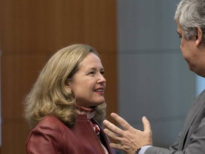 Nadia Calviño habla con el presidente del Eurogrupo, Mario Centeno, durante una reunión de los ministros de Finanzas de la eurozona.