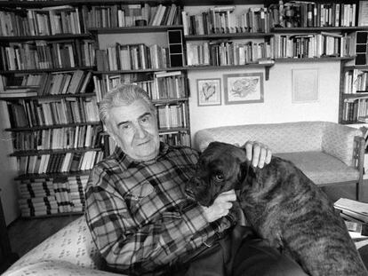 Eduardo Haro Teglen con su perro Trotsky en su casa de Madrid.