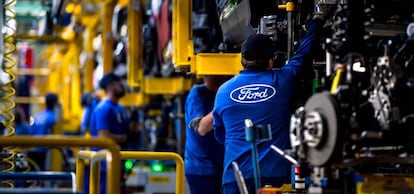 Trabajadores en la planta de Ford en Almussafes