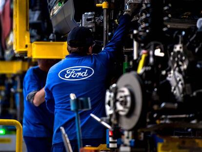 Trabajadores en la planta de Ford en Almussafes