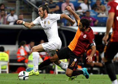 Bale se marcha de un rival