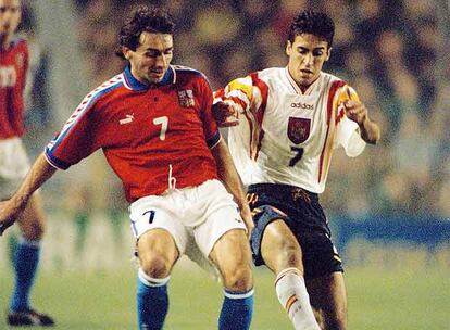 En octubre de 1996 Javier Clemente le seleccionó para el equipo nacional. El partido, correspondiente a la fase de clasificación para el Mundial de Francia del 98, se disputó en Praga, frente a la República Checa, y el resultado final fue un empate sin goles. Desde su debut, el delantero ha disputado 102 partidos con la selección española y es, con 44 tantos, el máximo goleador de la misma.