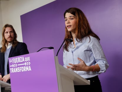 Los portavoces de Podemos, Pablo Fernández e Isa Serra, en su comparecencia del 21 de noviembre en la sede del partido.