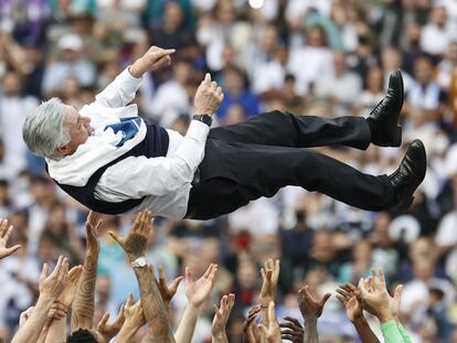 Los jugadores del Real Madrid mantean al entrenador, Carlo Ancelotti.
