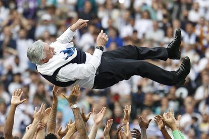 Los jugadores del Real Madrid mantean al entrenador, Carlo Ancelotti.