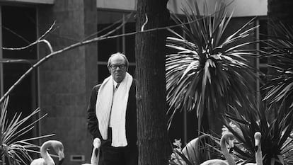 El poeta catalán Joan Vinyoli, en el zoológico de Barcelona, en 1976.