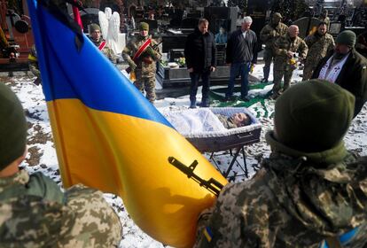 Entierro de un miembro de las Fuerzas Armadas de Ucrania asesinado durante la invasión rusa, en un cementerio de Kiev. El presidente de Ucrania, Volodímir Zelenski, compareció en el Parlamento británico a través de vídeo en el que retiró o la necesidad de que se declare una zona de exclusión aérea en Ucrania y se cierre el espacio a cualquier vuelo militar para impedir los ataques desde el aire.