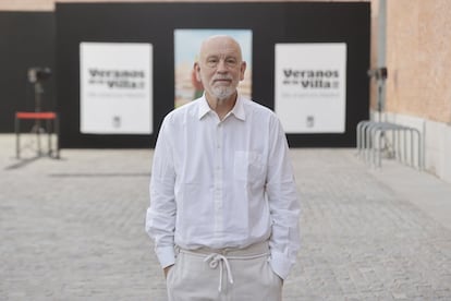 El actor estadounidense John Malkovich se pondrá en la piel de un asesino de prostitutas en The Infernal Comedy-Confesiones de un asesino en serie. La obra, que dirige y protagoniza, podrá verse este 11 y 12 de agosto en Madrid, enmarcada en la programación de Veranos de la Villa.
“El teatro, a diferencia del cine, es orgánico y efímero y una función, nunca será la misma, ni siquiera de una noche a otra”, afirmó el actor este miércoles durante la rueda de prensa para presentar el espectáculo en la capital. Además, explicó que interpretará a un personaje real, el del asesino en serie Jack Unterweger (1950-1994), que confesó sus crímenes por escrito dando lugar a esta obra representada por primera vez en Viena en 2009.
La particularidad de esta función, que ya ha pasado por escenarios de varios países, reside en su puesta en escena, con una orquesta de cuerdas que interpreta música del Barroco y dos sopranos solistas, según explicó junto al director del festival, Ángel Murcia.