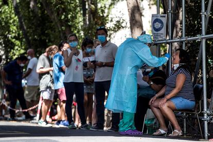 Varias personas esperan para someterse a una prueba PCR en Roma.