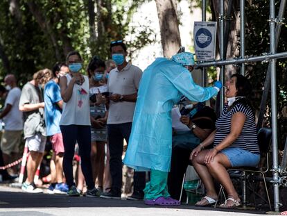 Varias personas esperan para someterse a una prueba PCR en Roma.