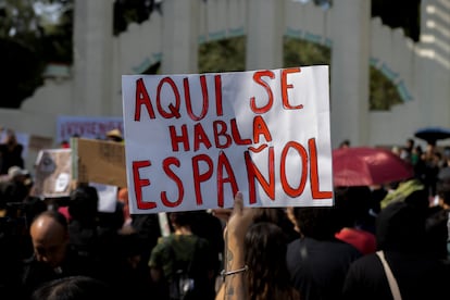 Una mujer sostiene un cartel en contra de la gentrificación, durante una protesta en Ciudad de México, el 4 de julio.