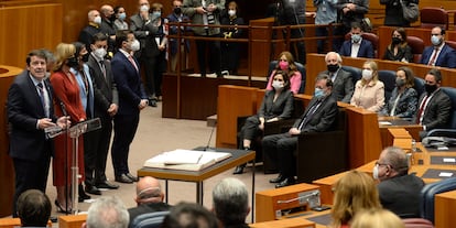 Toma de posesión de Alfonso Fernández Mañueco (de pie frente al atril), el martes en Valladolid. En primera fila, Isabel Díaz Ayuso y Mariano Rajoy. Tras ellos Cuca Gamarra (PP) y Santiago Abascal (Vox).