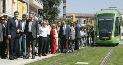 Inauguraci&oacute;n del tranv&iacute;a en 2007, con Zapatero y G&oacute;mez.