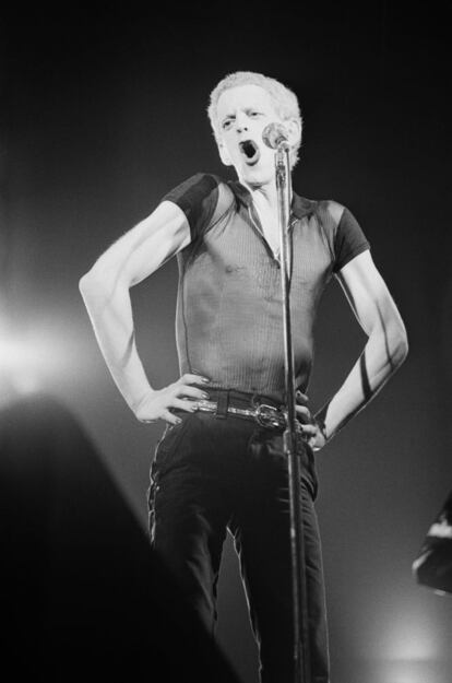 El cantante de rock neoyorquino Lou Reed durante un concierto en Bruselas en mayo de 1974.