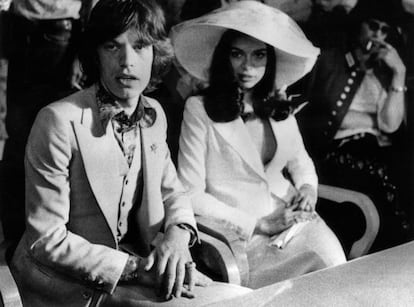 Mick y Bianca Jagger, en su enlace civil celebrado en Saint Tropez en 1971.