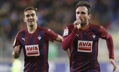 Kike y Escalante celebran el tercer gol del Eibar.