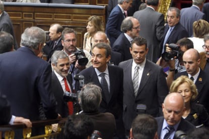 Zapatero, rodeado de diputados, al finalizar una sesión del debate del estado de la nación en 2009.