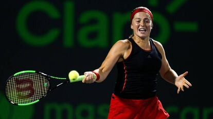 Ostapenko devuelve la bola ante Collins.