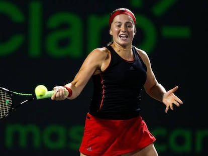 Ostapenko devuelve la bola ante Collins.