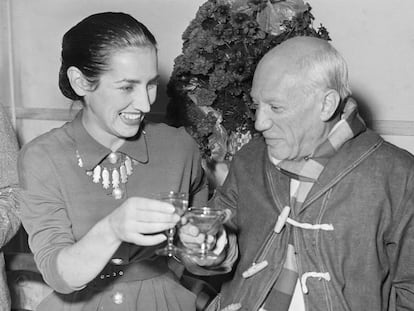 Françoise Gilot y Pablo Picasso, brindan el 70º aniversario del artista malagueño, en una mansión del sur de Francia propiedad del pintor.