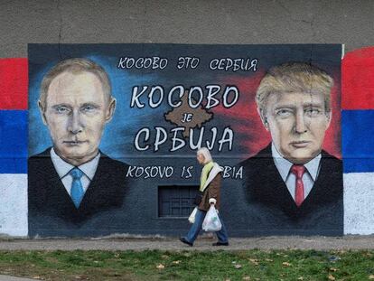Mural pintado en Belgrado con los retratos de Putin y Trump, en el que se puede leer en ruso, serbio e inglés: “Kosovo es Serbia”. 