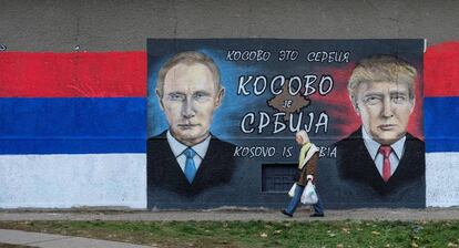 Mural pintado en Belgrado con los retratos de Putin y Trump, en el que se puede leer en ruso, serbio e inglés: “Kosovo es Serbia”. 